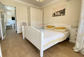 OTOK KRK, MALINSKA - apartmanska kuća s 9 apartmana i bazenom, Malinska-Dubašnica, House