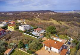 Istra, Kaštel - Obiteljska kuća s bazenom i pogledom na more, Buje, House