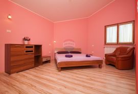 Istra,Banjole,apartmanska kuća sa velikim dodatnim potencijalom!!, Medulin, House