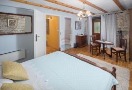 TINJAN, okolica- kamena vila sa 7000 m2 okućnice, Tinjan, Дом