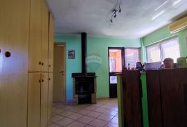 Istra,Umag,kuća u predgrađu sa tri stana, Umag, House