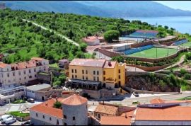 Senj, Hotel**** i ugostiteljski objekt, 2.red do mora, Senj, Εμπορικά ακίνητα