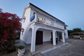 KRK - Baška - kuća 200m² - vrta 654m², Baška, بيت