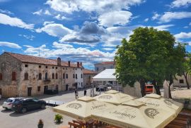 Istra, Svetvinčenat, samostojeća kuća sa dvorištem pored Kaštela, Svetvinčenat, Casa