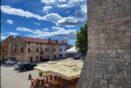 Istra, Svetvinčenat, samostojeća kuća sa dvorištem pored Kaštela, Svetvinčenat, Casa