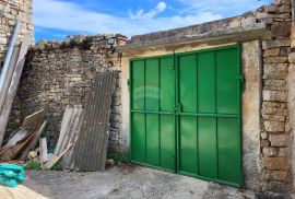 Istra, Svetvinčenat, samostojeća kuća sa dvorištem pored Kaštela, Svetvinčenat, Casa