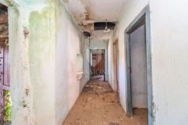 Kuća za renovaciju sa velikim dvorištem u središnjoj Istri!, Pićan, بيت