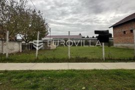 Vukovar, Sajmište, atraktivno građevinsko zemljište 700 m2 s upisanom kućom, Vukovar, Zemljište