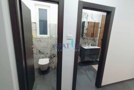 Moderno uređen peterosoban stan (4S+DB) sa velikim balkonom, pogled, Rijeka, Apartamento