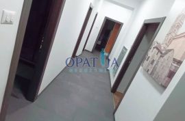 Moderno uređen peterosoban stan (4S+DB) sa velikim balkonom, pogled, Rijeka, Apartamento