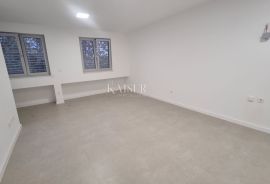 Crikvenica, centar - stan 2S+DB sa liftom, Crikvenica, Appartment