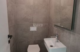 Crikvenica, centar - stan 2S+DB sa liftom, Crikvenica, Appartment