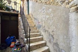 Rovinj,osunčani stan za renovaciju u strogom centru-44m2, Rovinj, Appartment