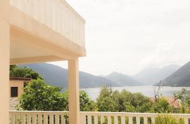 Cozy Two-Story House for Sale, 136 m², in a Picturesque Location, Kotor, Maison