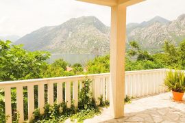 Cozy Two-Story House for Sale, 136 m², in a Picturesque Location, Kotor, Maison