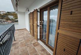 Lukovo Šugarje - vrhunska renovirana katnica PRVI RED DO MORA!! 880.000€, Starigrad, House