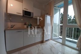 Najam garsonijere na nižem katu nebodera na Kozali 24 m2, Rijeka, Appartement