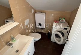 DVOETAŽNI APARTMAN S POGLEDOM NA MORE, POTKROVLJE + GALERIJA - POVLJANA, PAG, Povljana, Stan