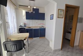 Vodice, apartmanska kuća sa 7 apartmana i ljetnom kuhinjom, Vodice, Casa