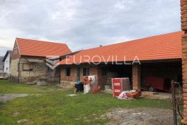 Velika, Hrvatskih branitelja, kuća sa dvije pomoćne zgrade, Velika, Maison