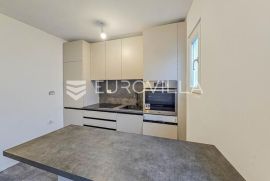 Istra, Buje, renovirani stan 56m2 s 2 spavaće sobe!, Buje, Apartamento