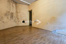 Centar, stan s velikom terasom, za adaptaciju, Rijeka, Apartamento