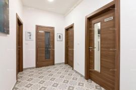 Stan Na prodaju stan, površine 107,14 m², Pula, Pula, Kвартира