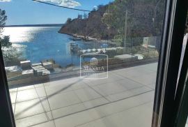 Tribanj - luksuzna villa PRVI RED DO MORA! cijena na upit, Starigrad, Kuća