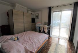 Rovinj,Valbruna,dvojna kuća za renovaciju na 500m2 okućnice sa 4 stana, Rovinj, Casa