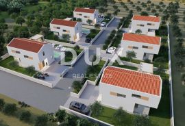 ZADAR, RTINA - Projekt s dozvolama za gradnju 6 luksuznih vila, Ražanac, Земля