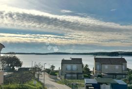 Prostrana kuća sa 9 stanova 100m od plaže!, Medulin, Kuća