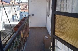 Prostran trosoban stan s balkonom u centru Pule, Pula, Apartamento