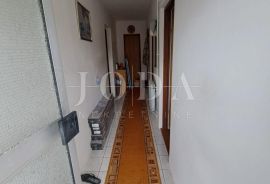 Prilika za investiciju! Kuća u okolici Malinske s više stambenih jedinica, Malinska-Dubašnica, House