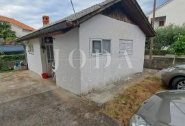 Prilika za investiciju! Kuća u okolici Malinske s više stambenih jedinica, Malinska-Dubašnica, House