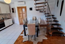 Dvoetažni stan s vrtom u gradu Krku, Krk, Appartement