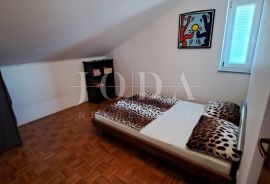 Dvoetažni stan s vrtom u gradu Krku, Krk, Appartment