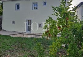 Autentična kamena kuća s okućnicom, Dobrinj - otok Krk, Dobrinj, Дом
