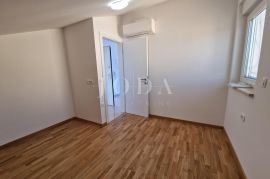 Novogradnja, apartman s otvorenim pogledom na more, Njivice, Omišalj, Διαμέρισμα