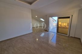 Novogradnja, apartman s otvorenim pogledom na more, Njivice, Omišalj, Διαμέρισμα