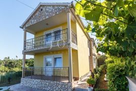Samostojeća kuća s uređenom okućnicom i pogledom na more, Dobrinj, Famiglia