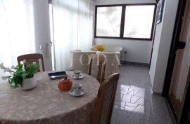 Dvojna kuća sa 7 apartmana - Malinska, Malinska-Dubašnica, Дом