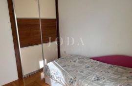 Lijep apartman s okućnicom, Malinska - otok Krk, Malinska-Dubašnica, Apartamento