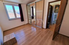 Kuća u nizu s dva apartmana - okolica Malinske, otok Krk, Malinska-Dubašnica, بيت