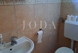 Dvojna kuća s 3 apartmana, 80 metara od mora, Malinska-Dubašnica, House