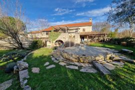 Kamena kuća s bazenom na mirnoj lokaciji, okolica Dobrinja - otok Krk, Dobrinj, بيت