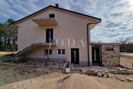 Kuća s bazenom u fazi renovacije, otok Krk, Krk, Kuća