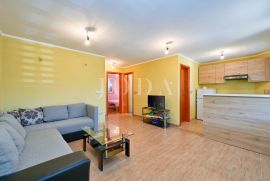 Dvojna apartmanska kuća za odmor, Malinska - otok Krk, Malinska-Dubašnica, House