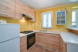 Dvojna apartmanska kuća za odmor, Malinska - otok Krk, Malinska-Dubašnica, House