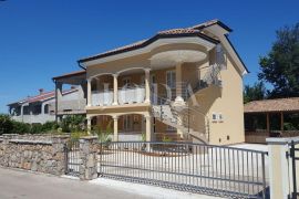 Dvojna apartmanska kuća za odmor, Malinska - otok Krk, Malinska-Dubašnica, Kuća