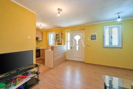 Dvojna apartmanska kuća za odmor, Malinska - otok Krk, Malinska-Dubašnica, House